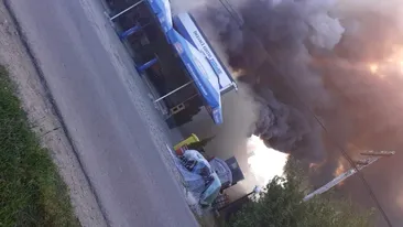Incendiu puternic în Argeș! Un magazin a fost înghițit de flăcări uriașe. 10 butelii riscau să explodeze