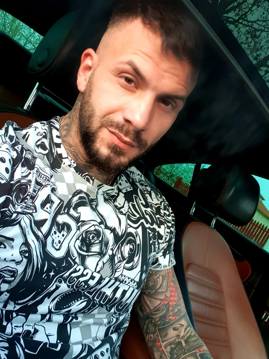 Cum arăta ispita Narcis Bujor în liceu, fără mușchi și fără tatuaje. Imaginile din Tecuci pe care „fiorosul” de la Insula Iubirii le-ar vrea șterse