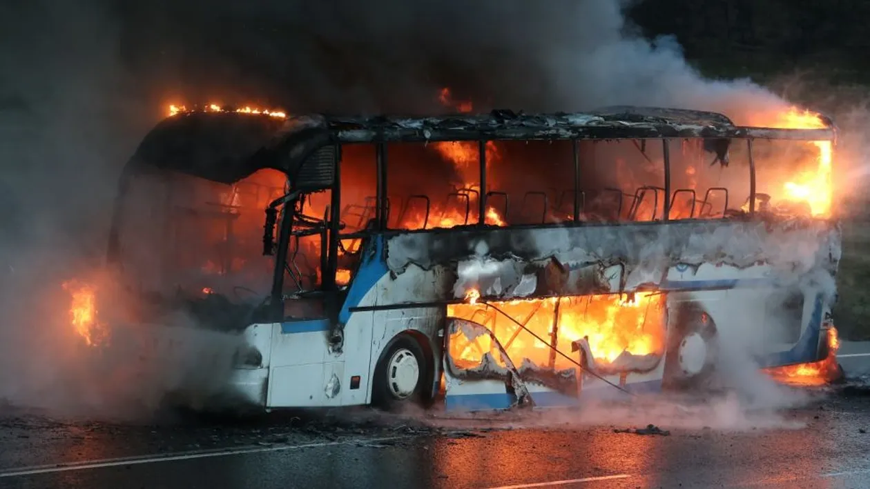 Un autocar cu 30 de persoane la bord a luat foc în județul Neamț