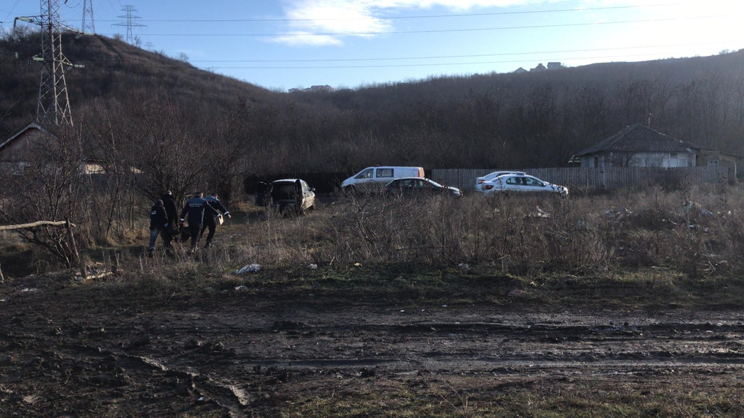 Șocant! Femeie moartă, dezbrăcată și plină de sânge, în zona genitală, găsită pe un câmp din Iași