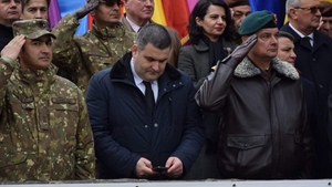 De la butonat telefonul în timpul onorului militar, Gabriel Leș a trecut la pix și foaie ca să nu mai fie acuzat că nu respectă armata
