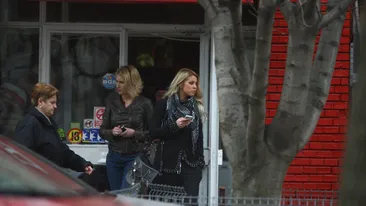 Dupa ce s-au certat si a dat-o jos din masina, Roxana Nemes a luat un taxi si a plecat la hotel. Vezi reactia lui Radu Groza!