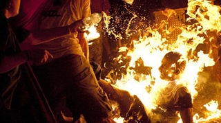 Imagini socante! Si-a dat foc, aproape a ars de viu, apoi a cerut o inghetata