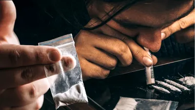 „Drogurile săracilor”, la îndemâna copiilor din România. Specialist antidrog: „O doză costă cât un sandviș ieftin”