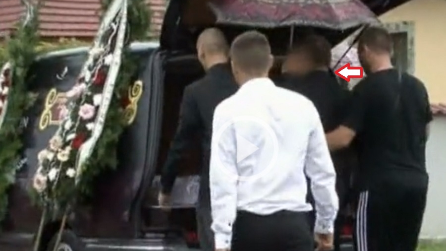 Imaginile care îți sfâșie inima! Gestul făcut în ziua înmormântării de soțul polițistei care și-a asasinat fiul de 6 luni și mama, după care s-a sinucis