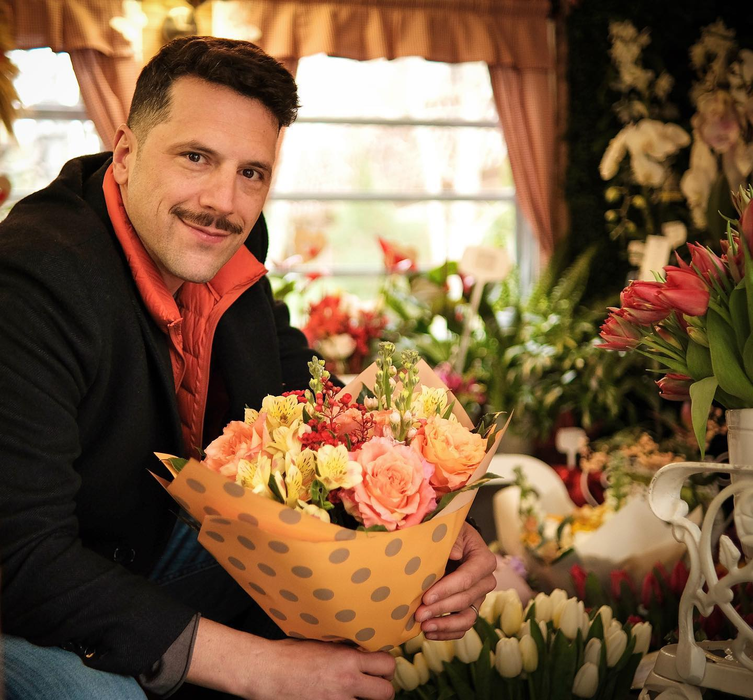 Adrian Nartea: "Am venit la București, erau perioade în care nu lucram nimic și ceream bani de acasă, s-a întâmplat demult!" (Foto:  Instagram)