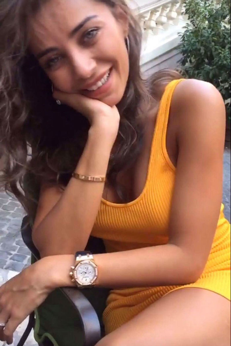 Oana Marica este o tânără foarte frumoasă, pe care mulţi bărbaţi o doresc