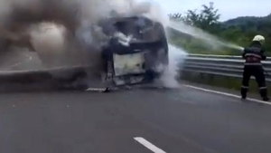 Imagini de groază, în Hunedoara! Un autobuz a luat foc în timp ce mergea