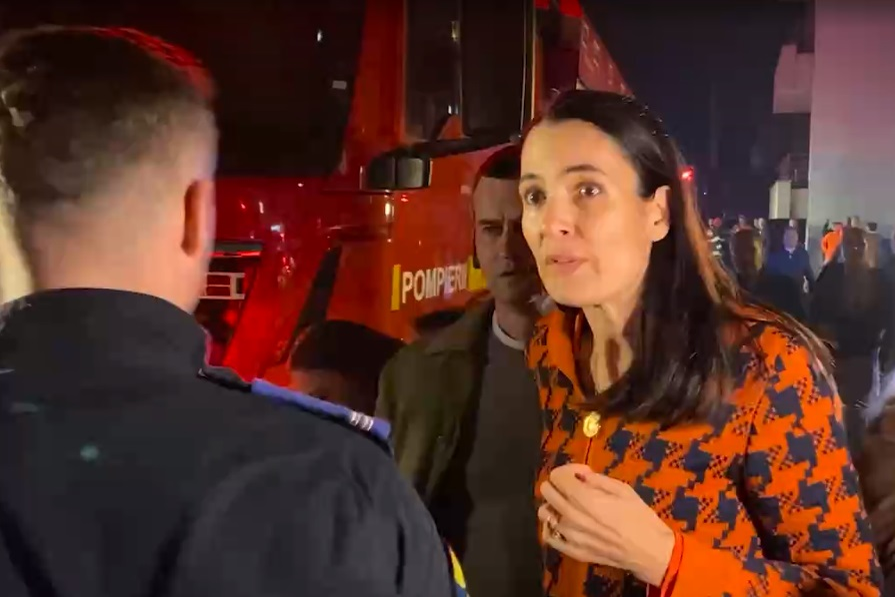 Clotilde Armand, înainte de a îmbrăca, pentru poză, costumul de pompier (Foto: captură video)