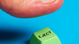 Un elev a fost exmatriculat pentru ca a amenintat-o pe directoarea scolii pe Facebook!