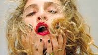 Scandal la Hollywood! Fratele Madonnei, un beţivan care trăieşte pe străzi, o atacă dur pe artistă: "Trăieşte în lumea ei"