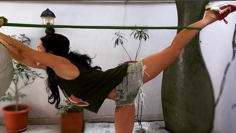 Mihaela Rădulescu, cu pantalonaşi rupţi extrem de scurţi care i-au lăsat la vedere….. ”Încearcă mai tare!”