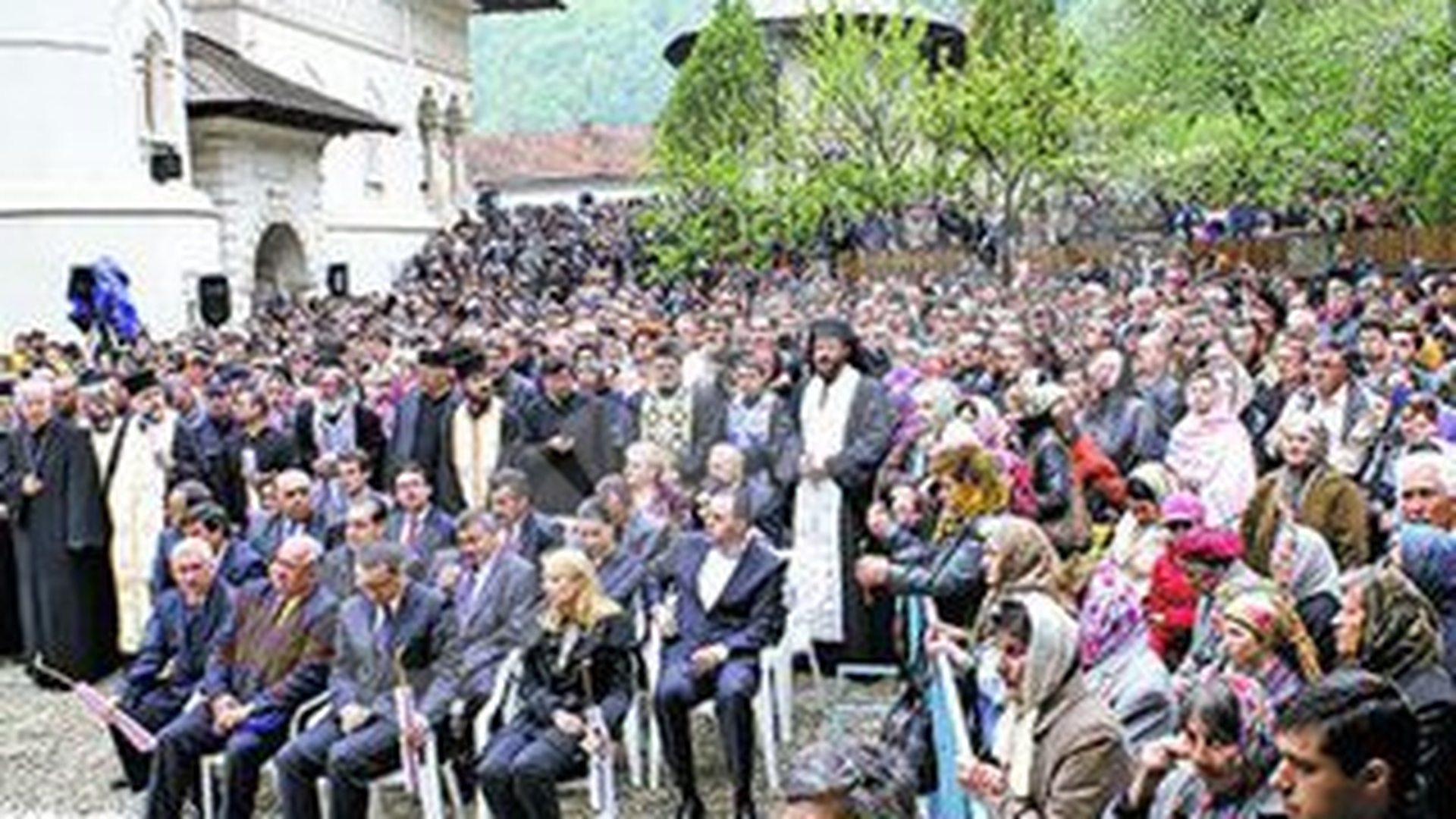Tratament preferential pentru politicieni, la Manastirea Lainici! Au avut "rezervare" la slujba