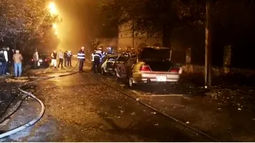 Două mașini s-au făcut scrum în Pitești. Focul a afectat si un al treilea autoturism VIDEO