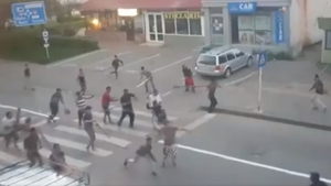VIDEO | Imagini de necrezut! Bătaie cu furci și topoare la Târgu Neamț