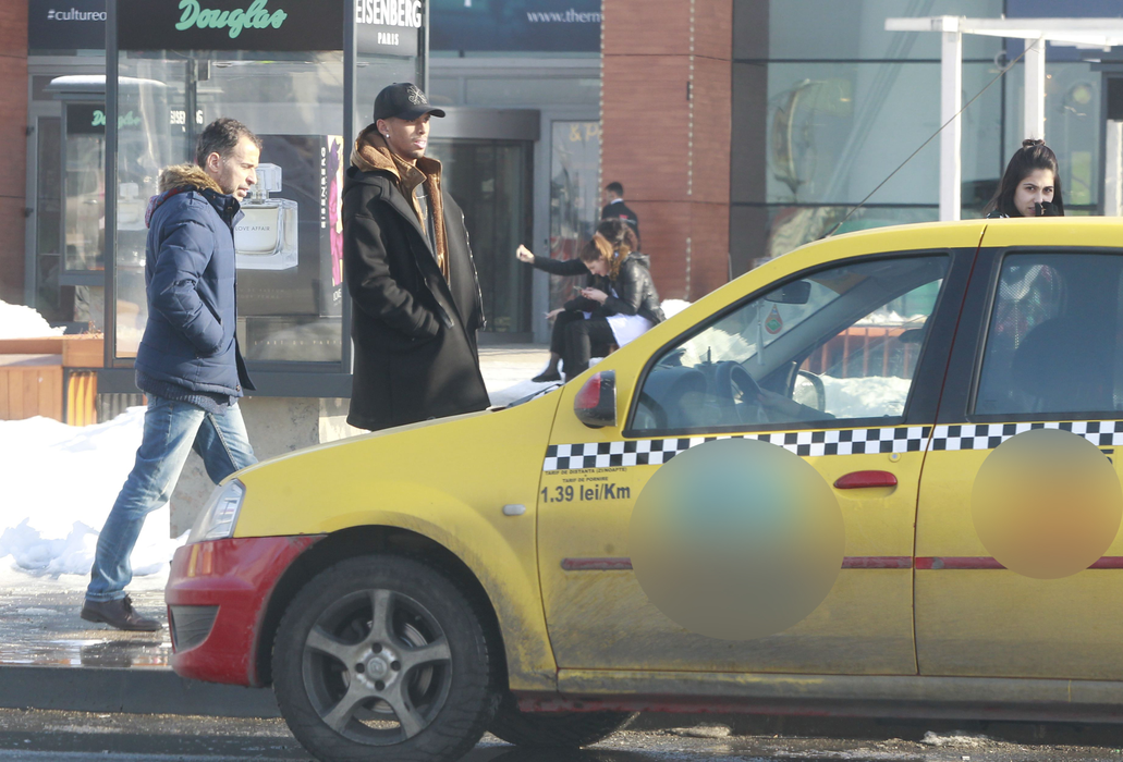 Rivaldinho, Gabriela şi prietenul lor au "alertat" tot mall-ul, apoi au luat la rost taximetriştii care parcaseră în faţa clădirii, sperând să recupereze portofelul buclucaş.