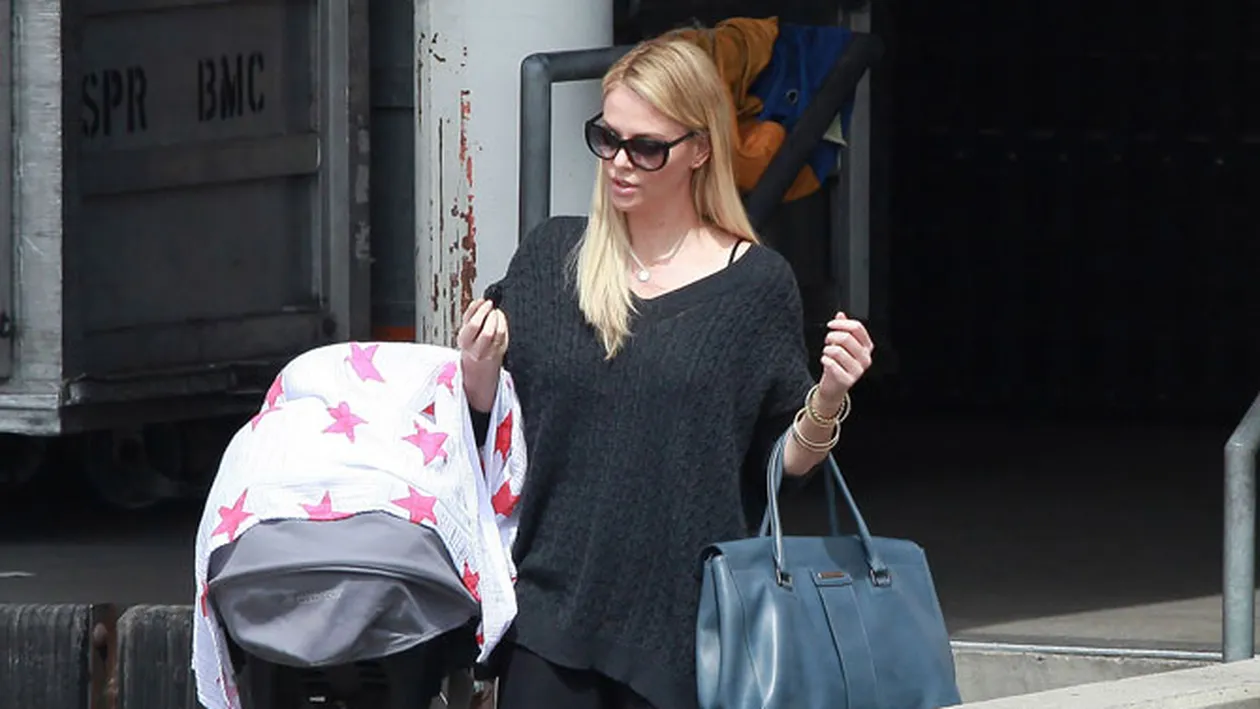 Charlize a iesit pentru prima oara in public cu baietelul adoptat