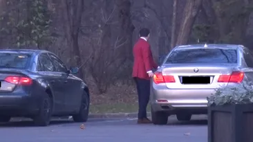 Flagrant amoros! Prinţul şi o hostessă fierbinte s-au sărutat pe furiş în parc, dar noi am fost pe fază!