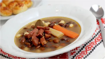 Cea mai ieftină ciorbă cu carne costă doar 9 lei (4 porții). Cum se face, pas cu pas, această rețetă