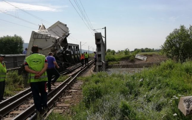 Accident pe calea ferată în județul Bacău. Locomotiva și un vagon al unui tren de persoane au deraiat, după impactul cu un camion