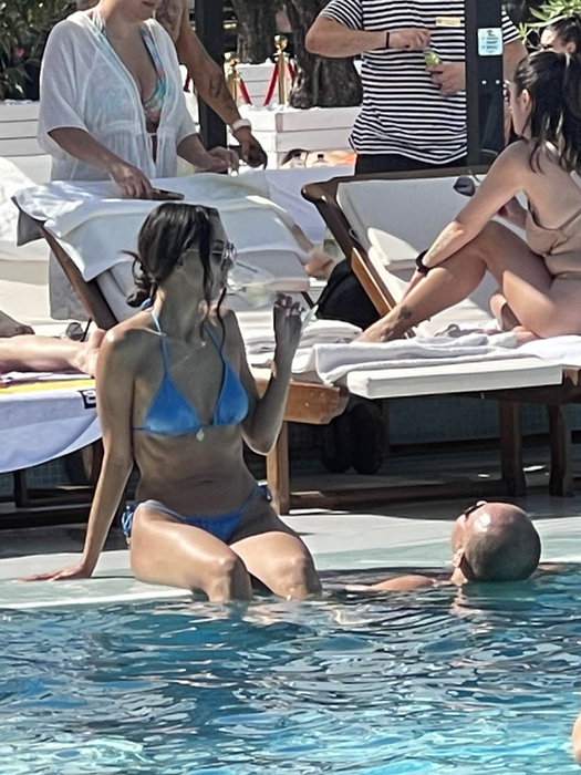 Jessie Baneș și-a sărbătorit ziua de naștere în piscină cu iubitul Andi Gușă. FOTO EXCLUSIV