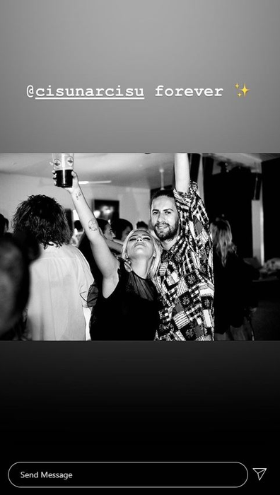 Gina Pistol și Smiley, fotografiați în ipostare tandre! Prezentatoarea de la Antena 1 l-a pipăit într-o zonă intimă pe artist în timp ce erau la o petrecere