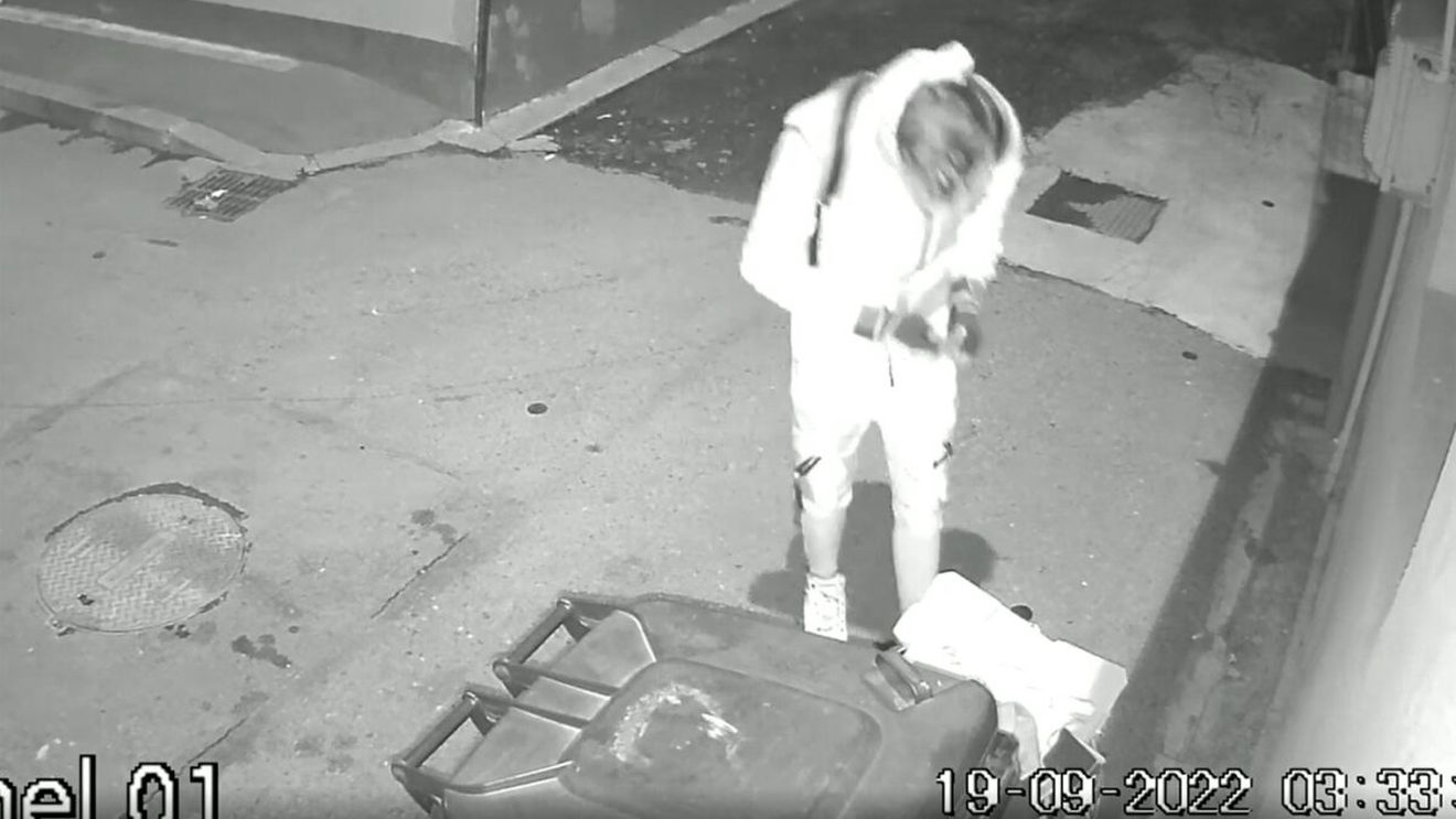 Credea că nimeni nu îl vede, dar camerele de supraveghere l-au prins în fapt. Ce făcea acest clujean noaptea, la ora 3:33, pe o stradă din Someșeni