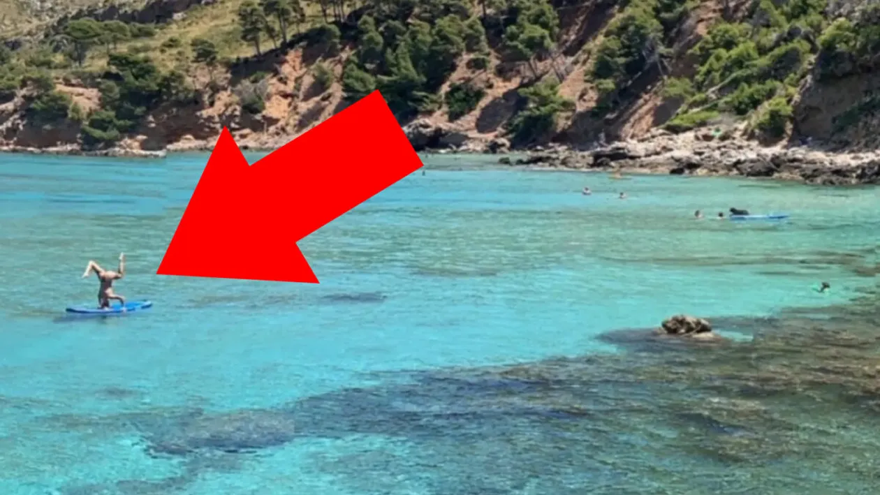 Scene intime cu pătrățel, fotografiate din greșeală de Google Maps. Ce făcea tânăra din imagine