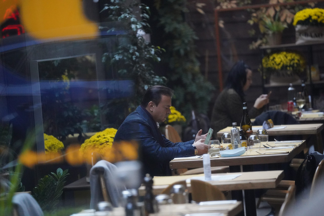 William Brânză s-a destins la un restaurant din Capitală, dar nu a uitat de telefonul pe care l-a "butonat" des