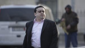 Genial! Cum a reacţionat un angajat McDonald's, după ce l-a văzut pe Adrian Minune venit să-şi ridice comanda cu Glovo