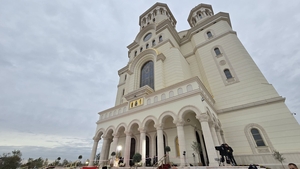 Incident NEAȘTEPTAT la sfințirea Catedralei Mântuirii Neamului! Un bărbat a fost reținut de jandarmi