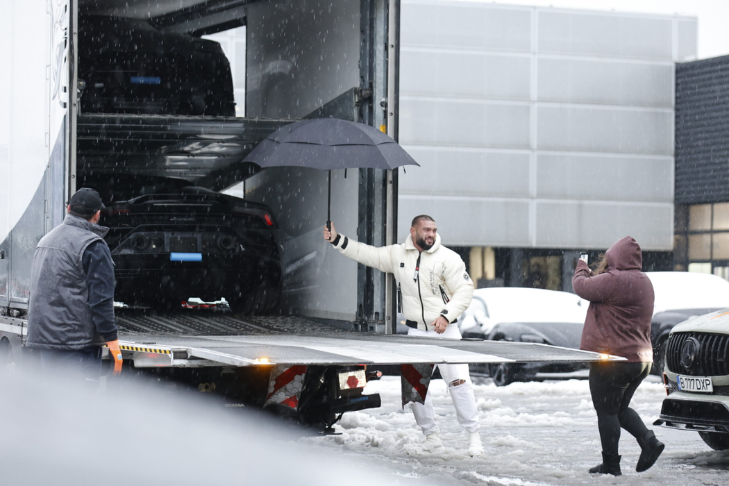 Dorian Popa s-a bucurat ca un copil văzându-și autoturismul Lamborghini ajuns în România (Foto: CANCAN.RO)