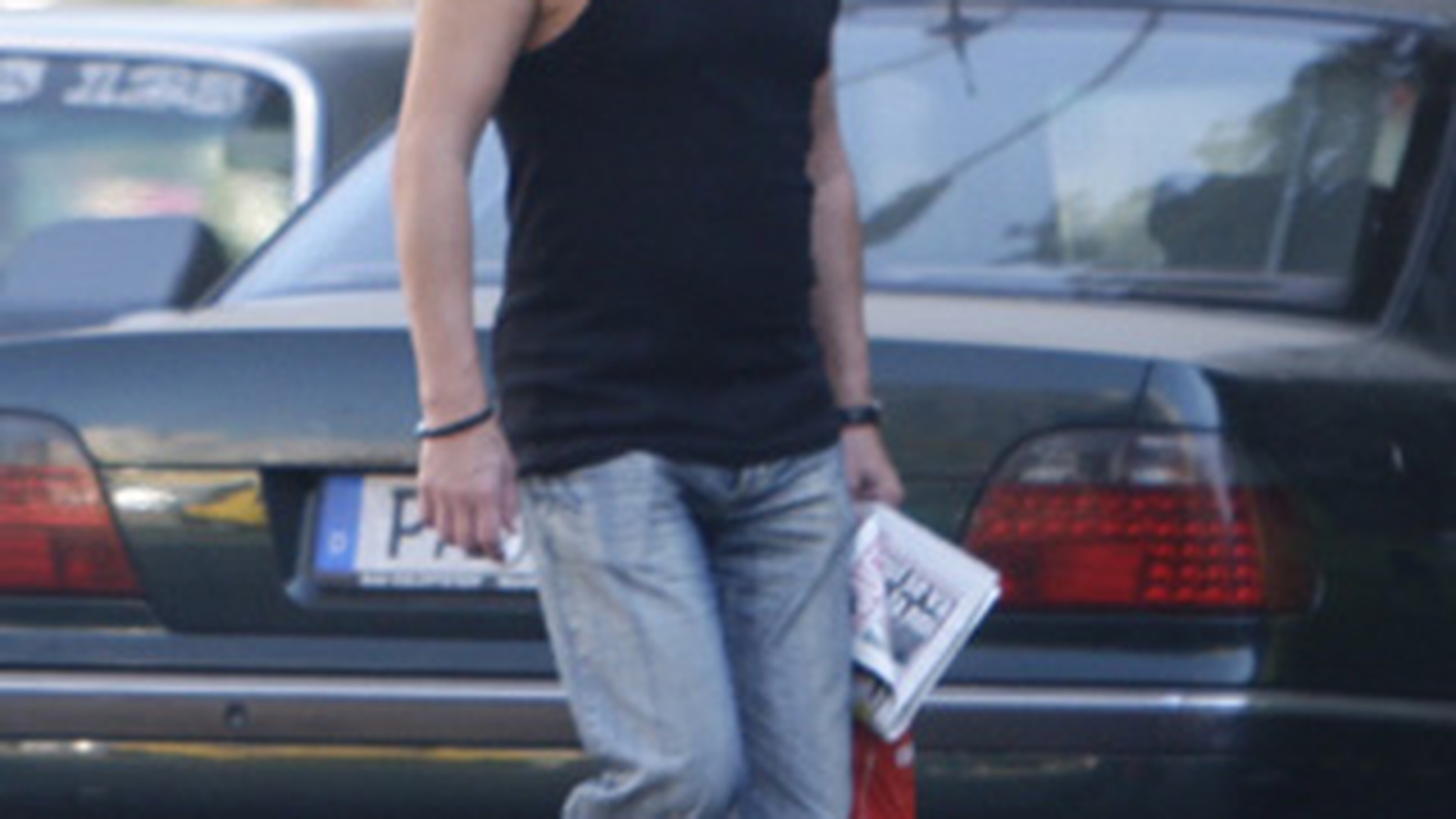 Ghici ce actor se plimba prin Bucuresti imbracat in maiou, la inceputul lunii octombrie?