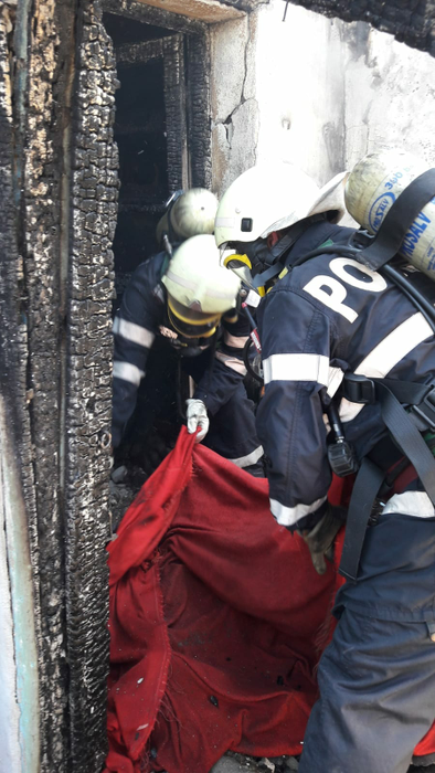 Pompierii au scos din casă trupul carbonizat