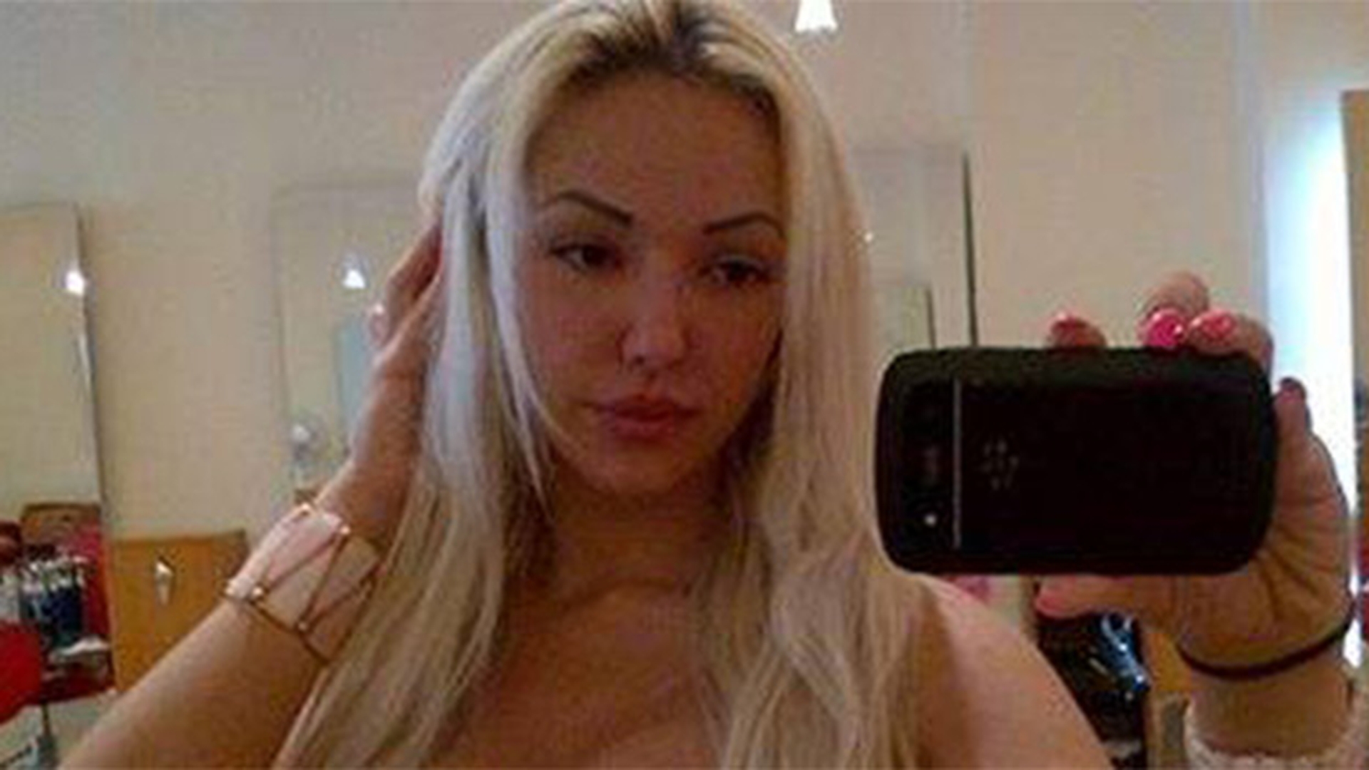 S-a dezbracat si s-a pozat asa pe plaja! Afla despre ce blonda sexy din showbiz e vorba!