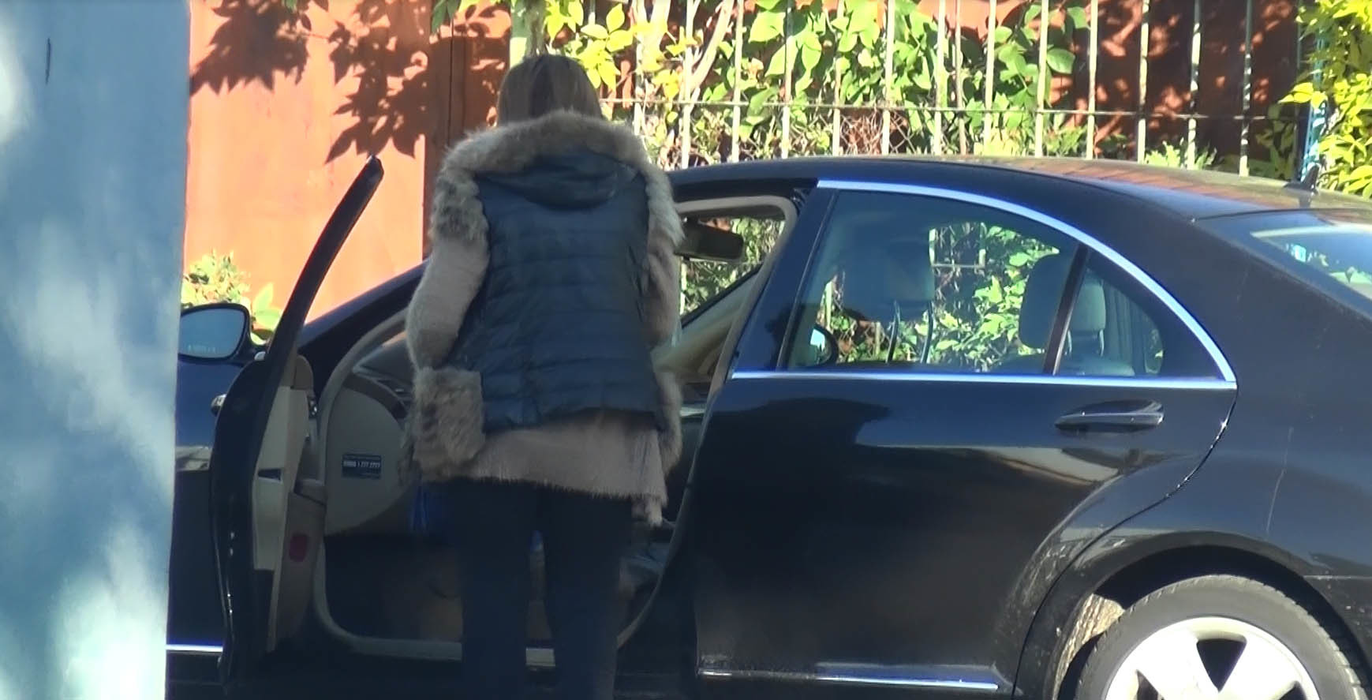 Narcisa urcă în Mercedes