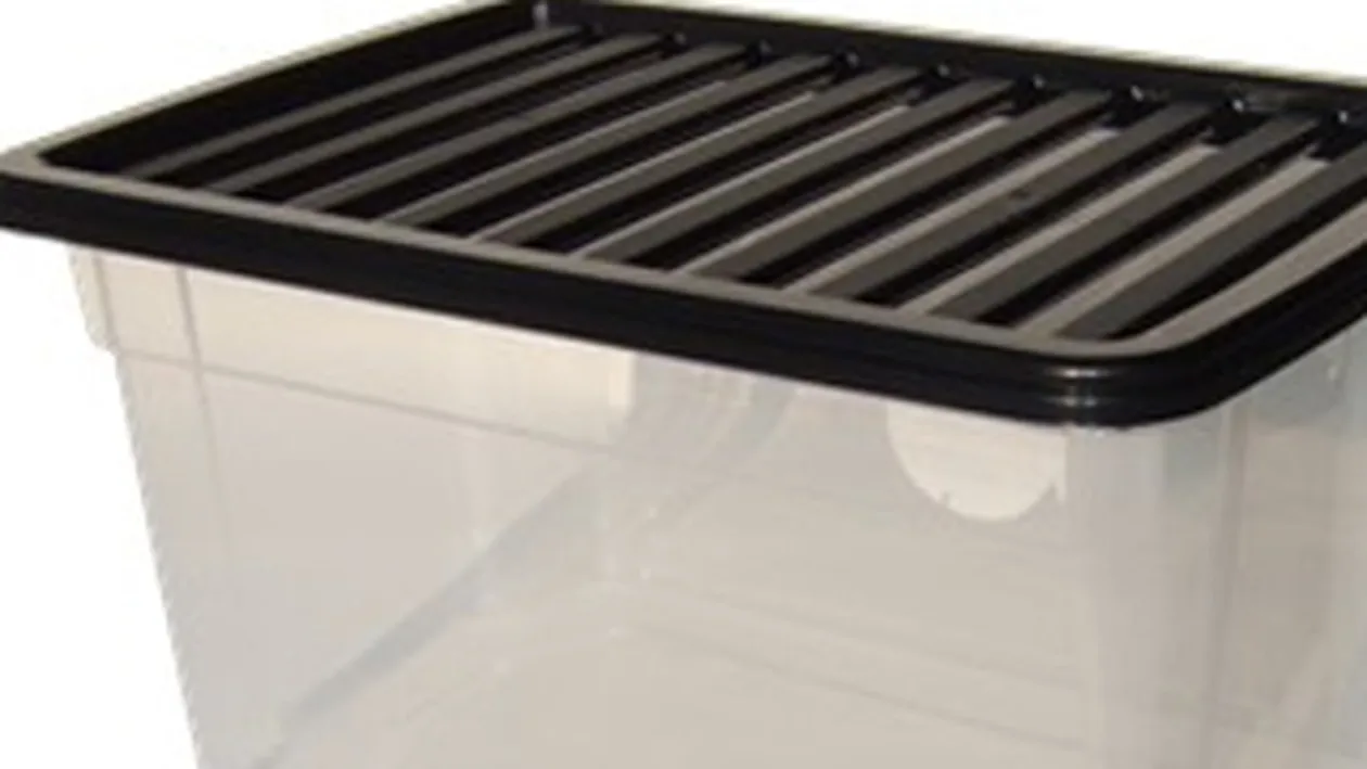 O fetita de 10 ani a murit dupa ce a fost inchisa intr-o cutie din plastic drept pedeapsa pentru ca furase o acadea