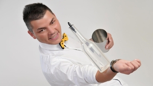 Il mai tii minte pe Valentin Luca, barmanul care facea jonglerii la Romanii au talent? Uite ce bruneta sexy i s-a lipit de inima!