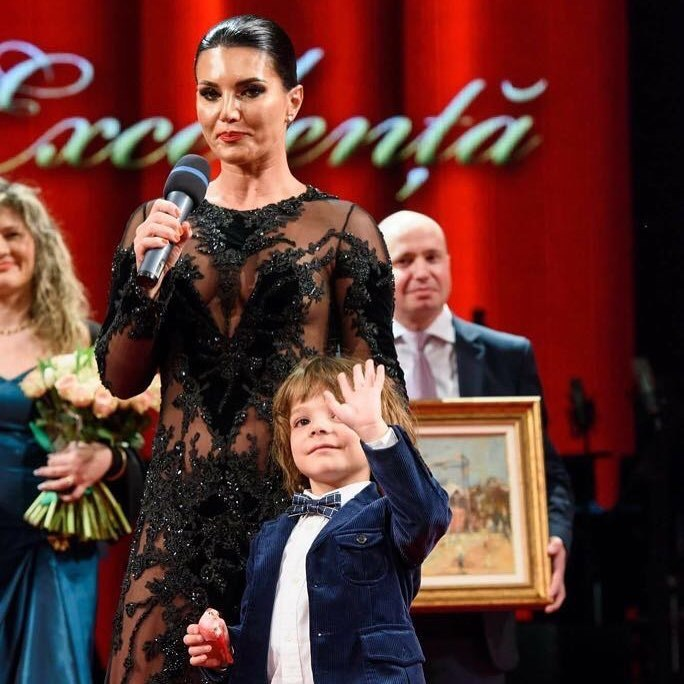 Soţia lui Rareş Bogdan şi-a prezentat la Balul Operei rochia din flori unicat absolut! Creaţia a atras toate privirile