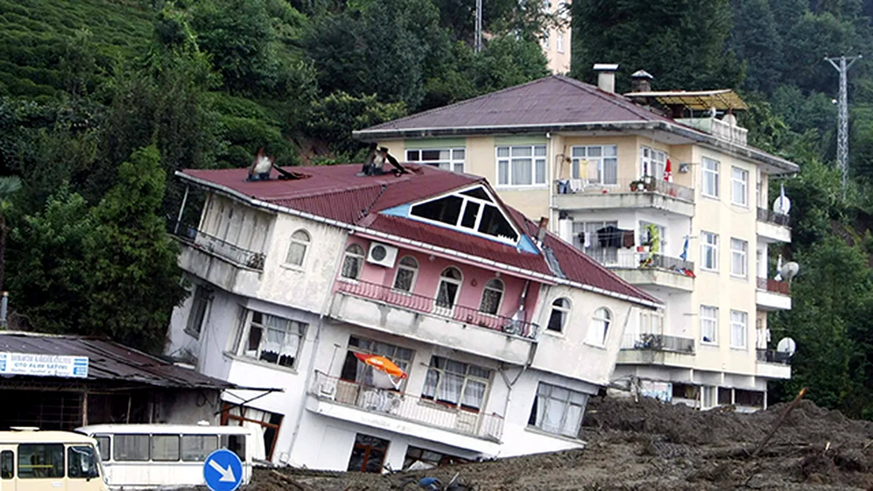 Tragedie de proportii! 18 oameni si-au pierdut viata in urma unei alunecari de teren