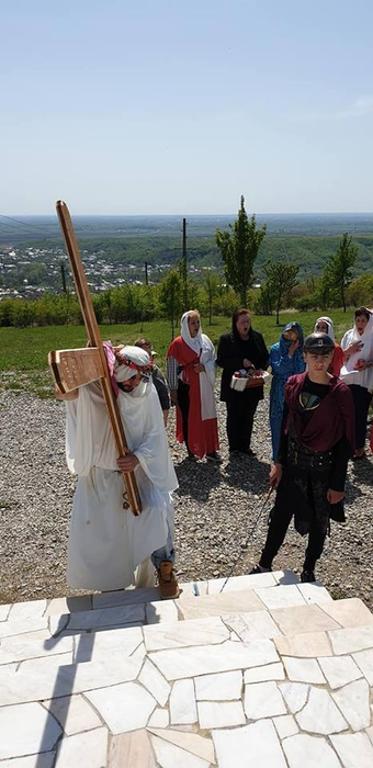 Tinerii au refăcut Drumul Crucii la Gura Ocniţei