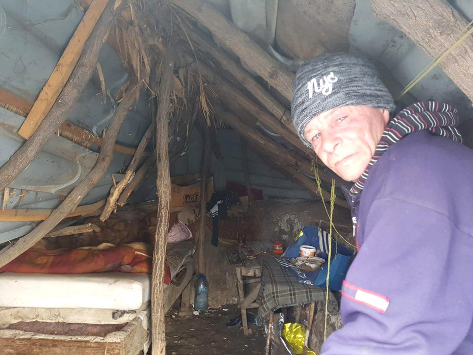 Un bărbat din Huși trăiește de 11 ani într-un bordei: ”Am rămas pe drumuri!”