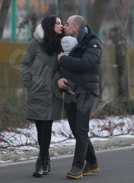 Primele imagini cu ”fata de la Loto” + soţul & bebeluşul de o lună! Ce familie fericită…