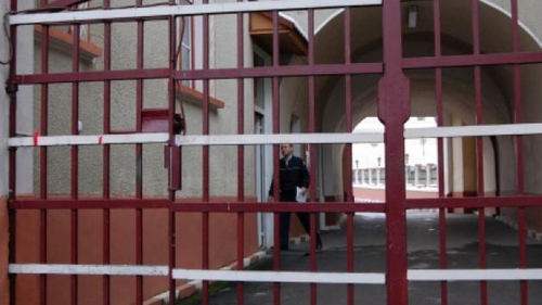 Gest şocant! Un deţinut din Penitenciarul Bacău, condamnat pentru viol, a ajuns la spital cu gâtul tăiat