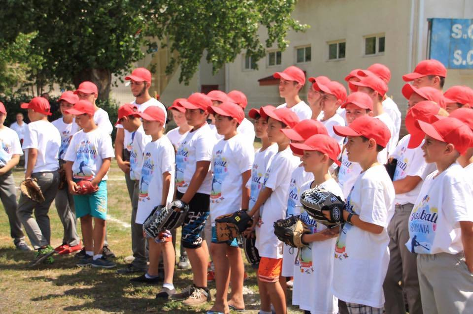 Copiii au învăţat secretele baseball-ului chiar de la foste vedete ale acestui sport american