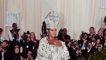 Rihanna, îmbrăcată ca femeia-papă pe care Vaticanul nu a avut-o vreodată