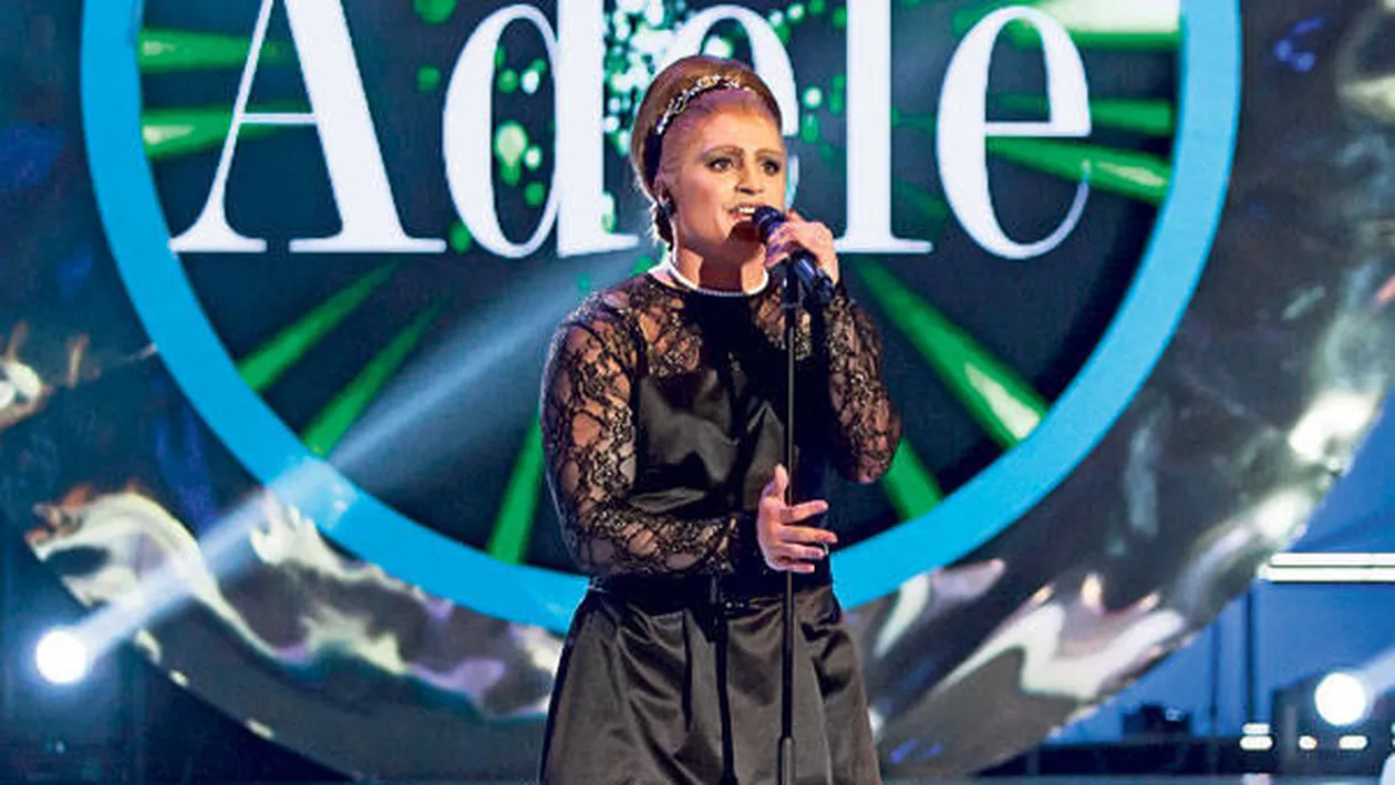 Crezi că artista din imagine e Adele? Uită-te mai bine! Transformare spectaculoasă a unui celebru cântăreţ