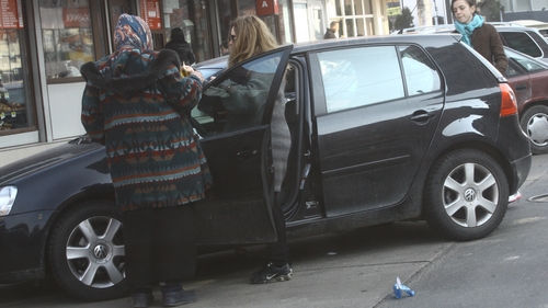 Face milostenii cu hrana pentru catei! Anca Badiu a dat sfaturi si bobite unei femei care a abordat-o pe strada!