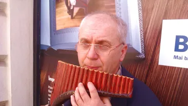 Mesterul care i-a facut naiurile Gheorghe Zamfir se umileste pentru o paine in Centrul Vechi!