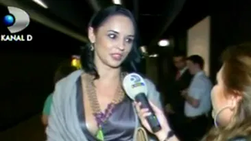 Andreea Marin intr-o ipostaza aproape indecenta! Uite cum i-a iesit sanul afara din decolteul generos in timpul unui interviu!